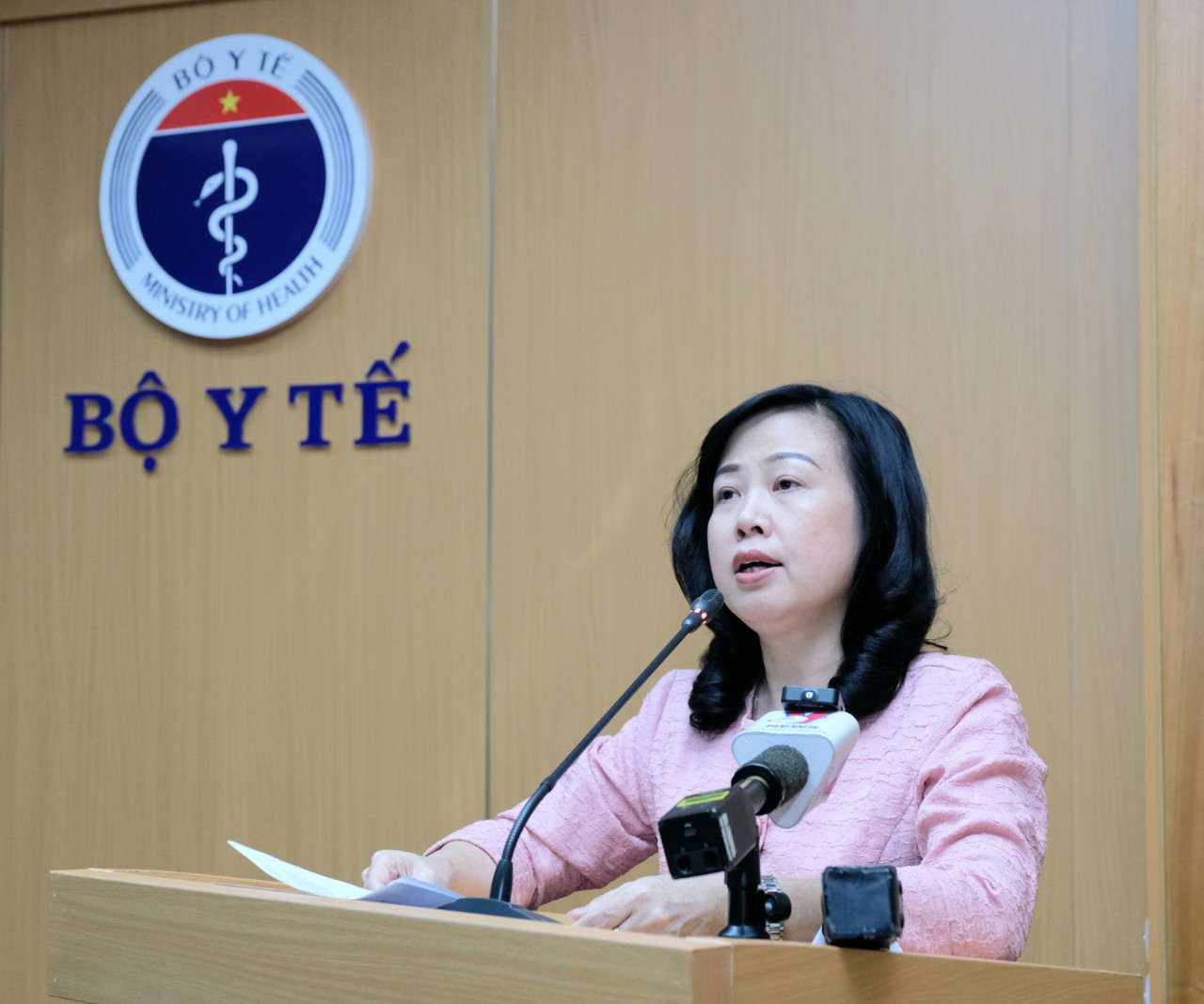 Theo Quyền Bộ trưởng Bộ Y tế Đào Hồng Lan: Dịch bệnh luôn diễn biến phức tạp, khó lường, nguy cơ dịch chồng dịch là hiện hữu. Trong khi đó, vẫn có tình trạng chủ quan, lơ là trong việc triển khai các biện pháp phòng, chống dịch; một số nơi chưa quyết liệt... Ảnh: Trần Minh