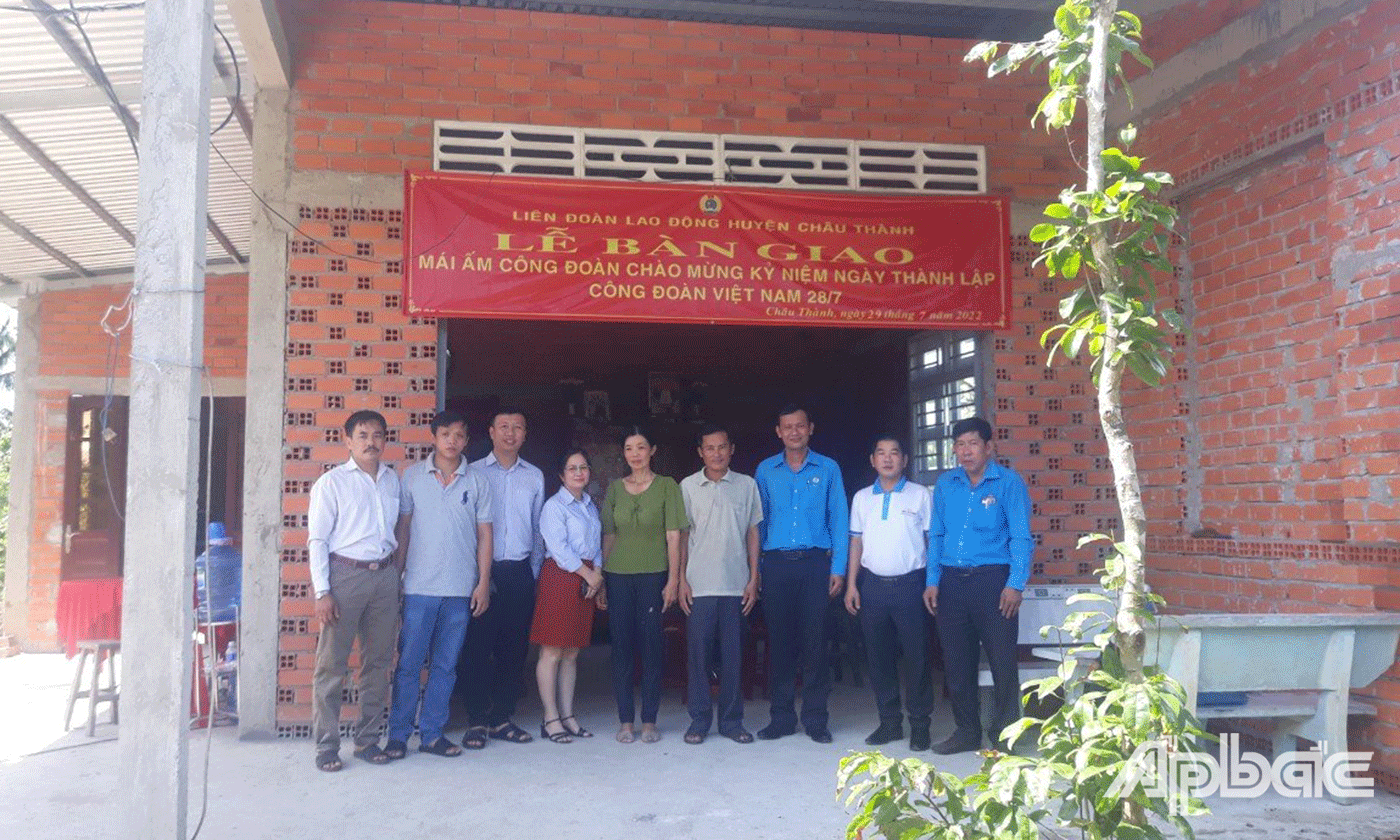Đại biểu cùng gia đình chị Lan chụp ảnh lưu niệm tại lễ bàn giao nhà