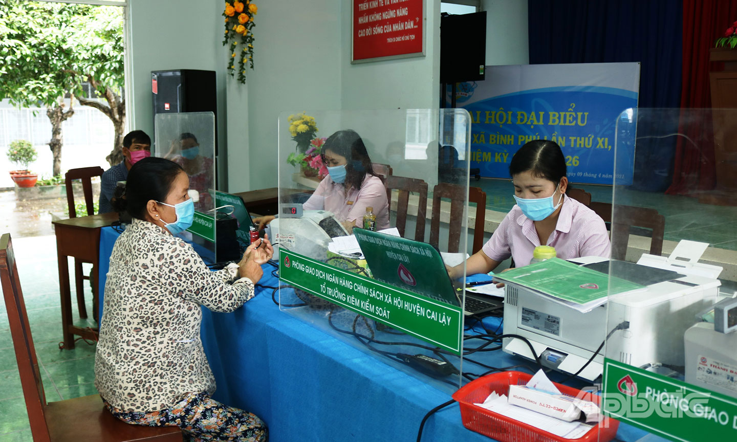 PGD Ngân hàng CSXH huyện Cai Lậy giải ngân vốn vay cho người dân tại xã Bình Phú.
