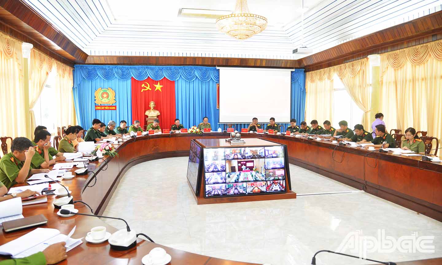 Các đại biểu làm việc tại điểm cầu Tiền Giang.