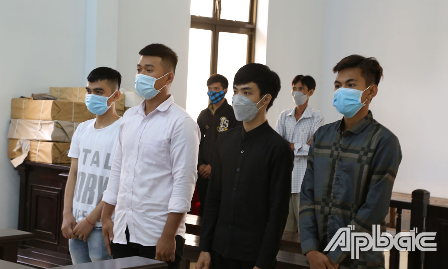 4 đối tượng tại hội đồng xét xử.