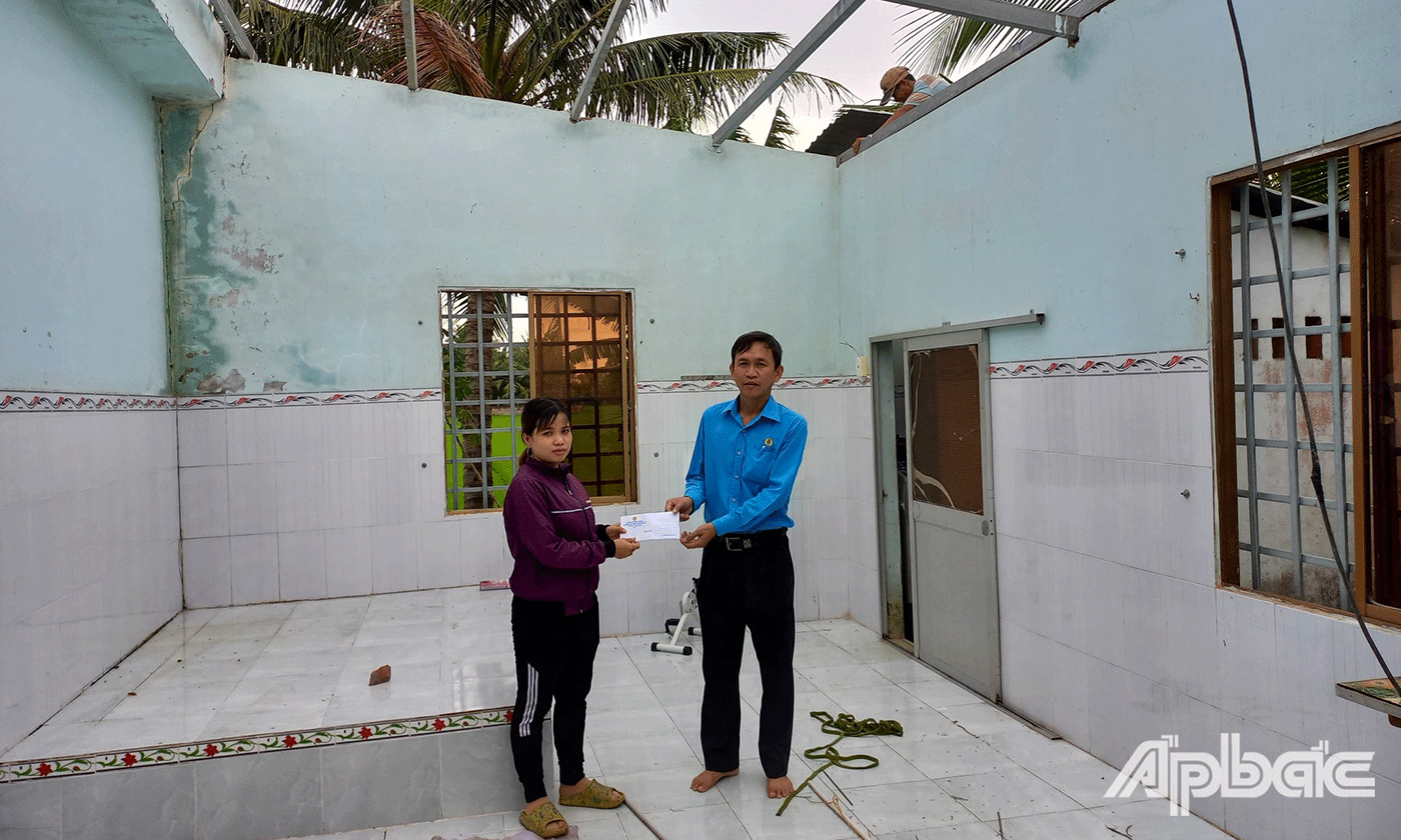 đồng chí Nguyễn Tiến Dũng Chủ tịch Liên đoàn Lao động thị xã Cai Lậy rao tặng các phần quà; thăm hỏi tình hình, động viên các gia đình bị thiệt hại 