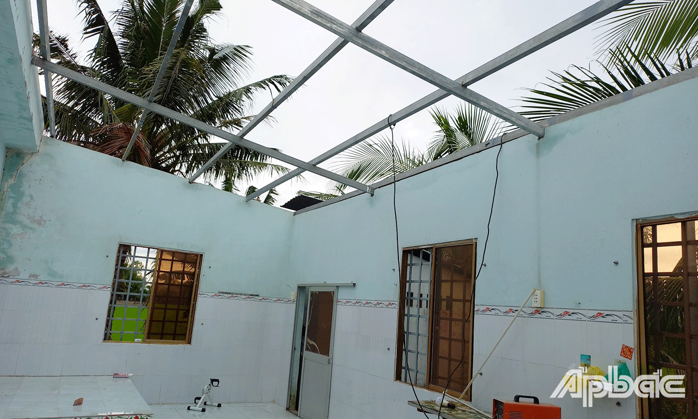 Ngôi nhà bị giông lốc làm tốc mái 