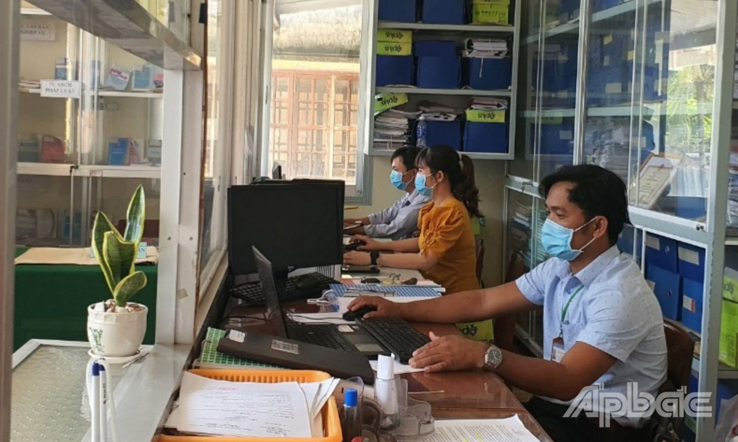 Các nghị quyết nêu trên của HĐND tỉnh đã tăng thêm thu nhập, khuyến khích CBCCVC, người hoạt động không chuyên trách cấp cơ sở an tâm công tác  (Ảnh: Công chức UBND xã Lương Hòa Lạc, huyện Chợ Gạo trong giờ làm việc).