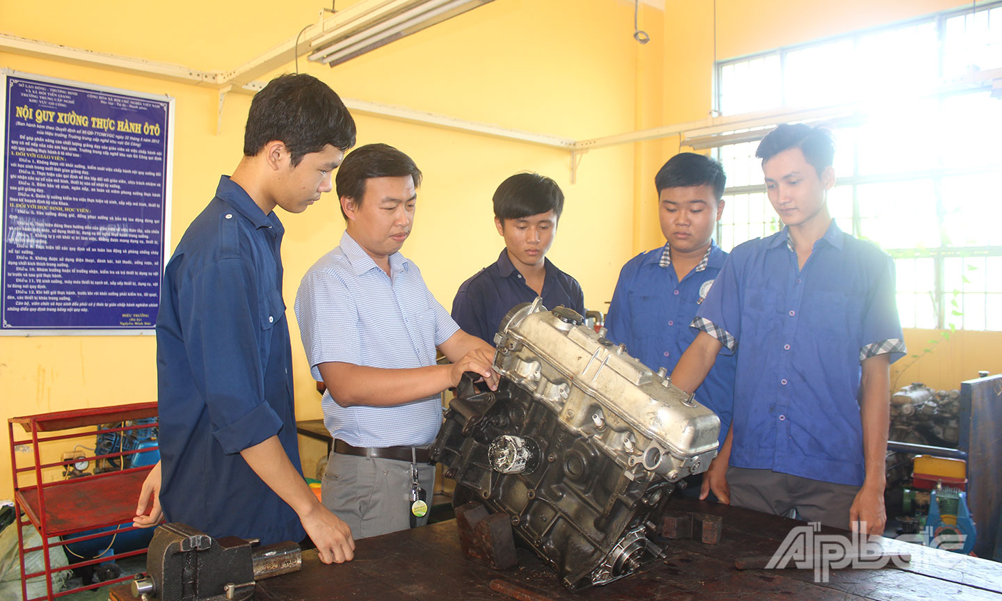 Những năm qua, chất lượng đào tạo của các trường nghề đã được nâng lên (Ảnh chụp tại Trường Trung cấp Gò Công). 