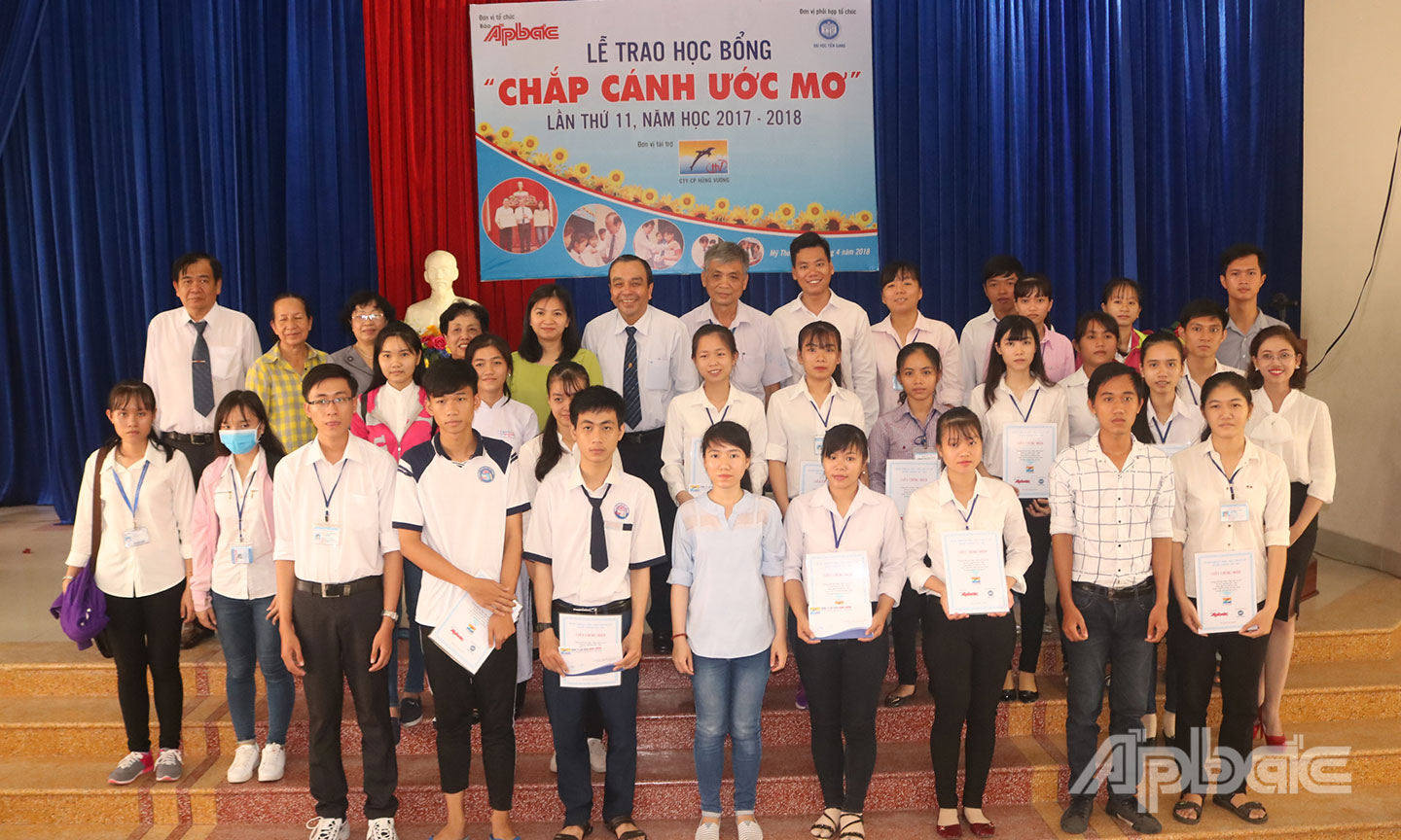 Các em HS-SV nhận học bổng từ Chương trình học bổng “Chắp cánh ước mơ” lần thứ 11 năm học 2017 - 2018 với đơn vị tài trợ là Công ty cổ phần Hùng Vương. 						                                                                                  Ảnh: PV