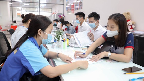 Thí sinh đăng ký xét tuyển bằng học bạ THPT vào Trường ĐH Kinh tế - Tài chính TPHCM.