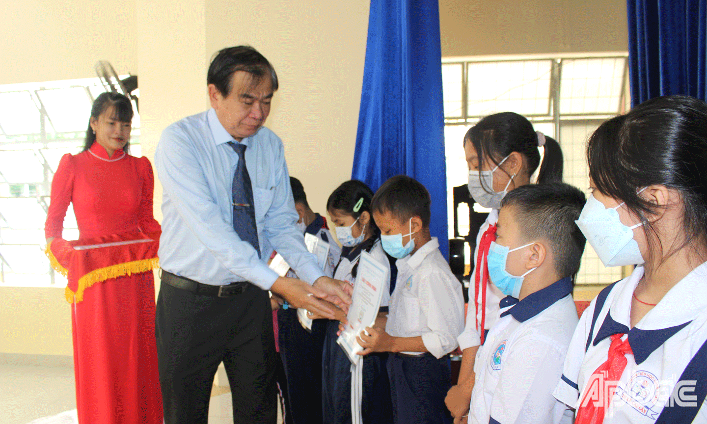 Tổng biên tập Báo Ấp Bắc trao học bổng cho học sinh.