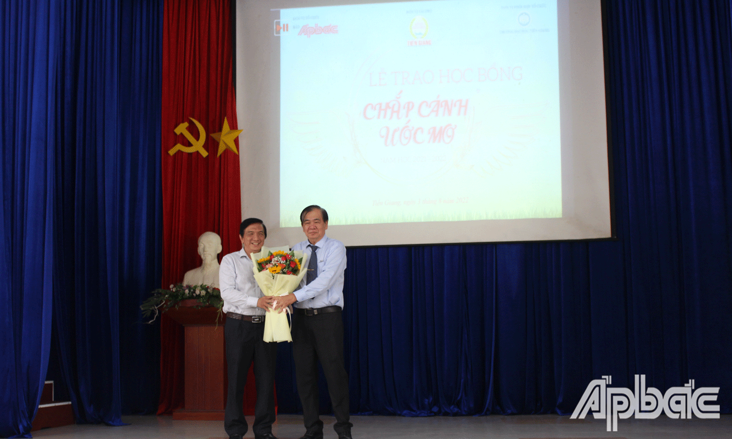 Tổng biên tập Báo Ấp Bắc Nguyễn Minh Tân tặng hoa cảm ơn ông Trần Văn An,