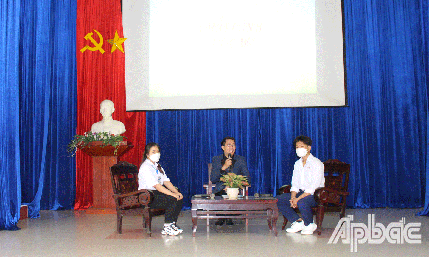 Giao lưu với 2 hoàn cảnh khó khăn là học sinh, sinh viên.