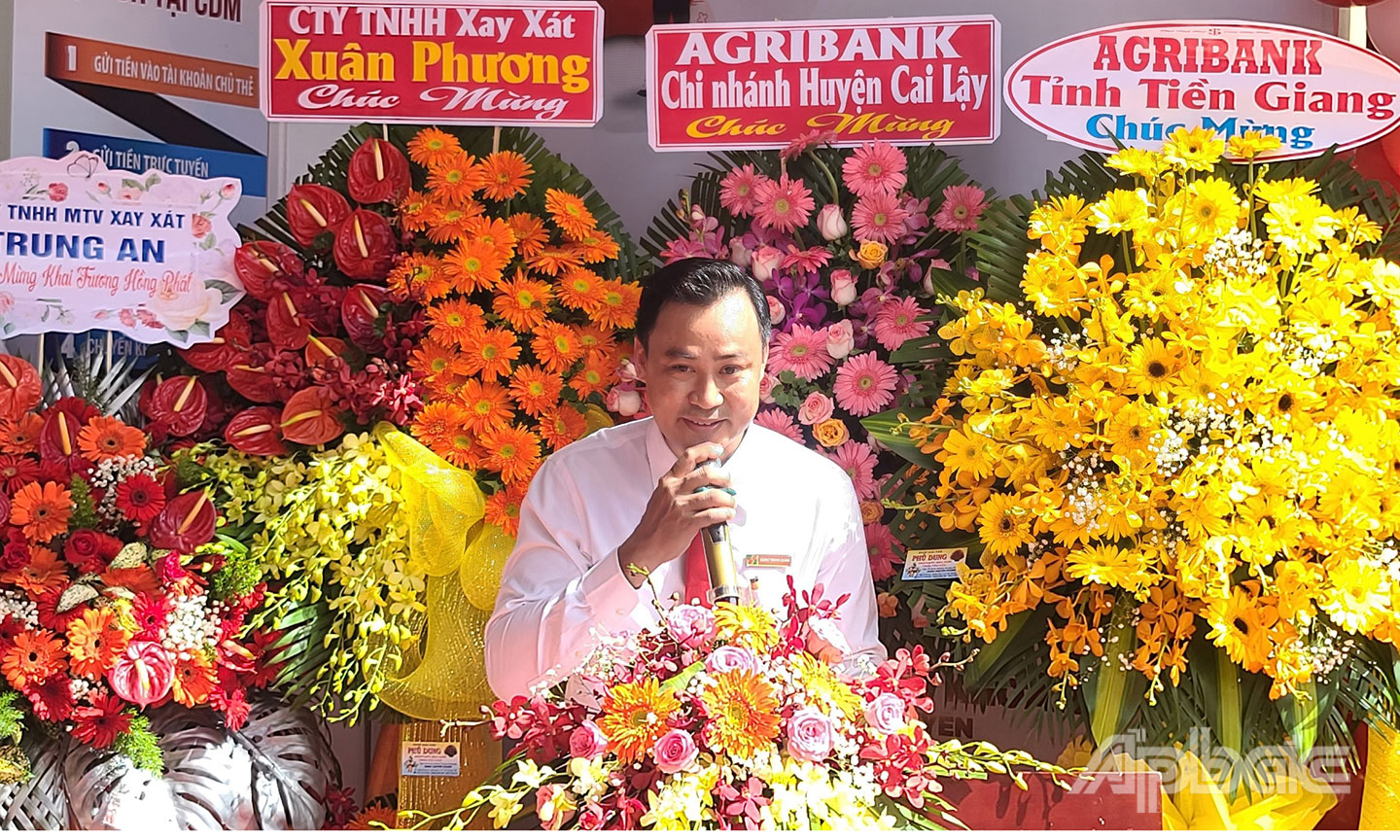  Ông Đặng Trung Quân,  Phó Giám đốc phụ trách Agribank TX. Cai  Lậy, chia sẻ các tính năng ưu việt tại CDM
