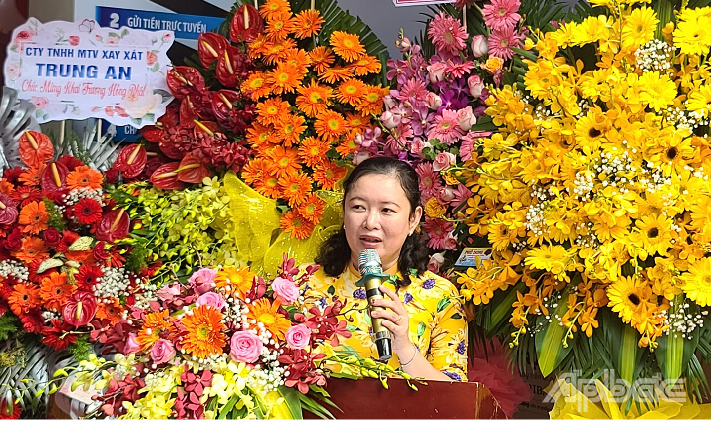 Bà Võ Thị Búp, Phó Chủ tịch UBND TX. Cai Lậy phát biểu tại Lễ Khai trương