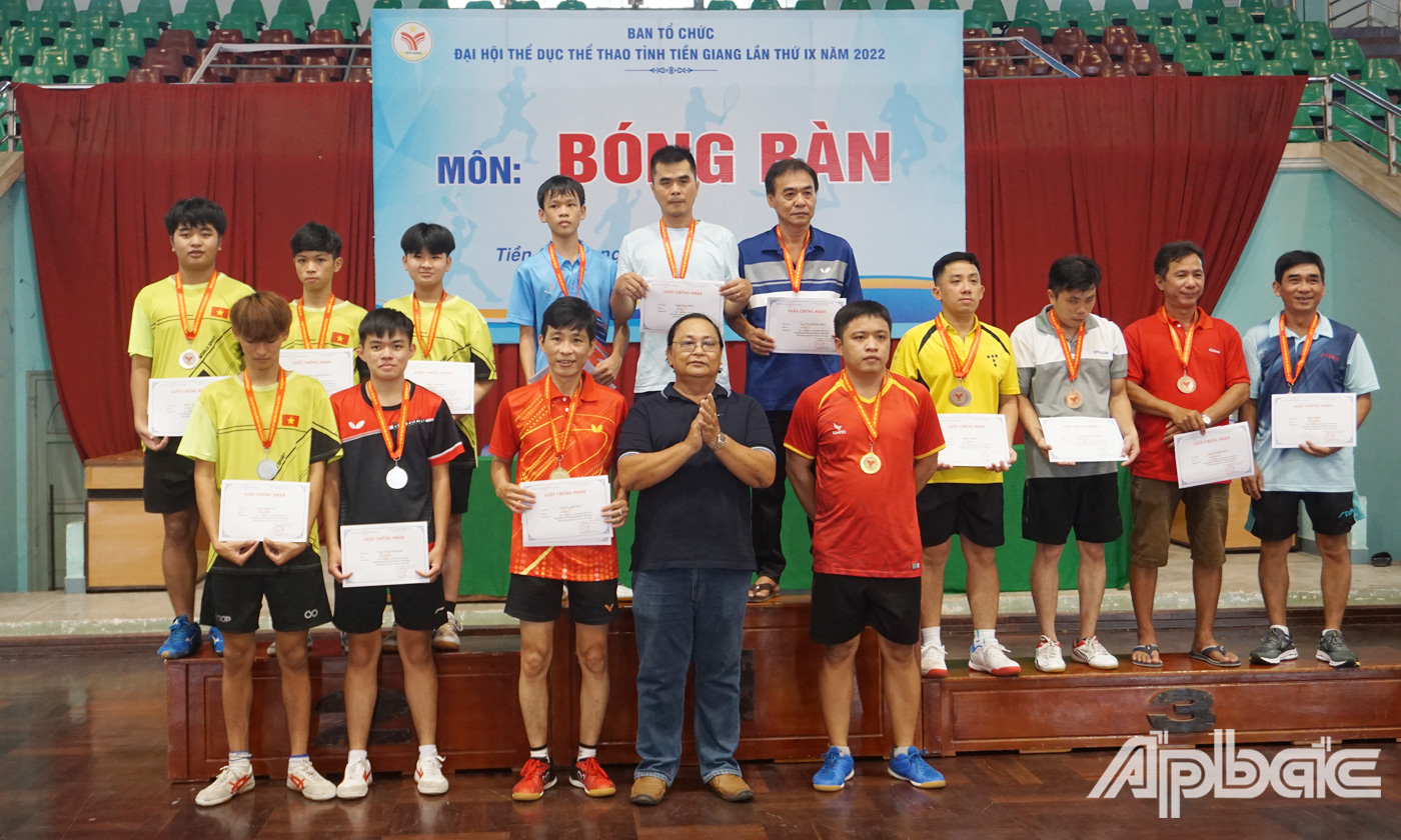 Ban Tổ chức trao giải Nhất, Nhì, Ba