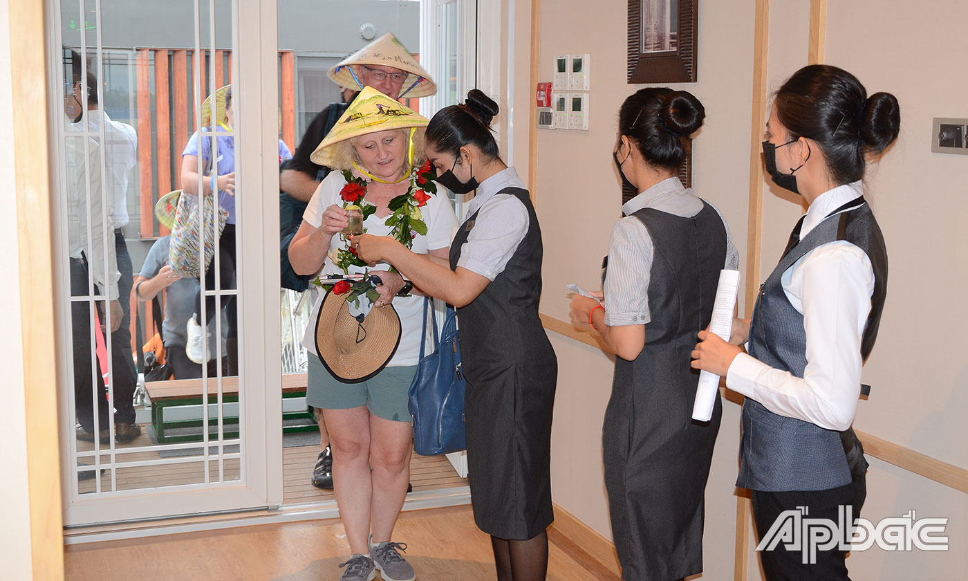 Du khách lên du thuyền.