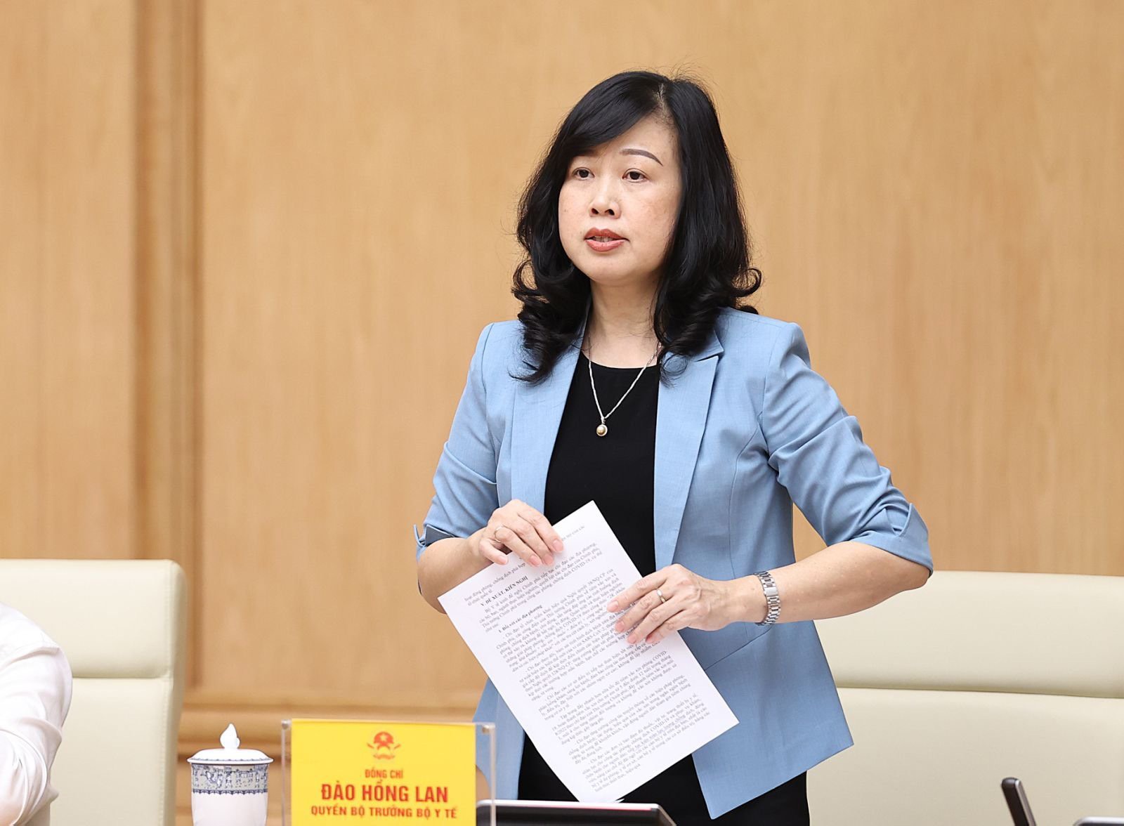Quyền Bộ trưởng Bộ Y tế Đào Hồng Lan đề nghị cần tuyệt đối không chủ quan, lơ là, mất cảnh giác, không để dịch bùng phát trở lại; Tập trung đẩy nhanh tiêm vaccine COVID-19... Ảnh: Dương Giang
