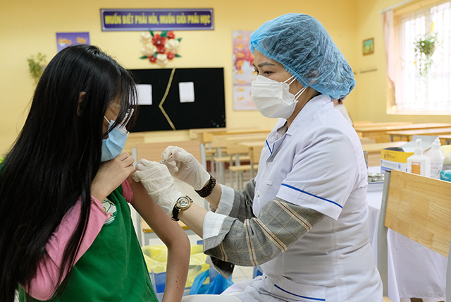 Cần tập trung đẩy nhanh hơn nữa tốc độ tiêm vaccine COVID 19, hoàn thành tiêm vaccine cho trẻ em từ 5 - dưới 12 tuổi trong tháng 8/2022 theo chỉ đạo của Thủ tướng Chính phủ. Ảnh: Trần Minh