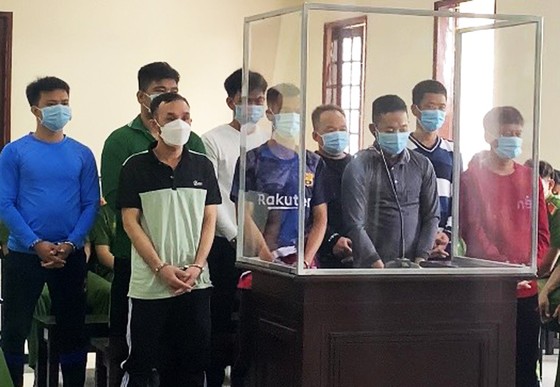 Các bị cáo nghe tuyên án cho hành vi buôn ma túy. Ảnh: QUỐC BÌNH