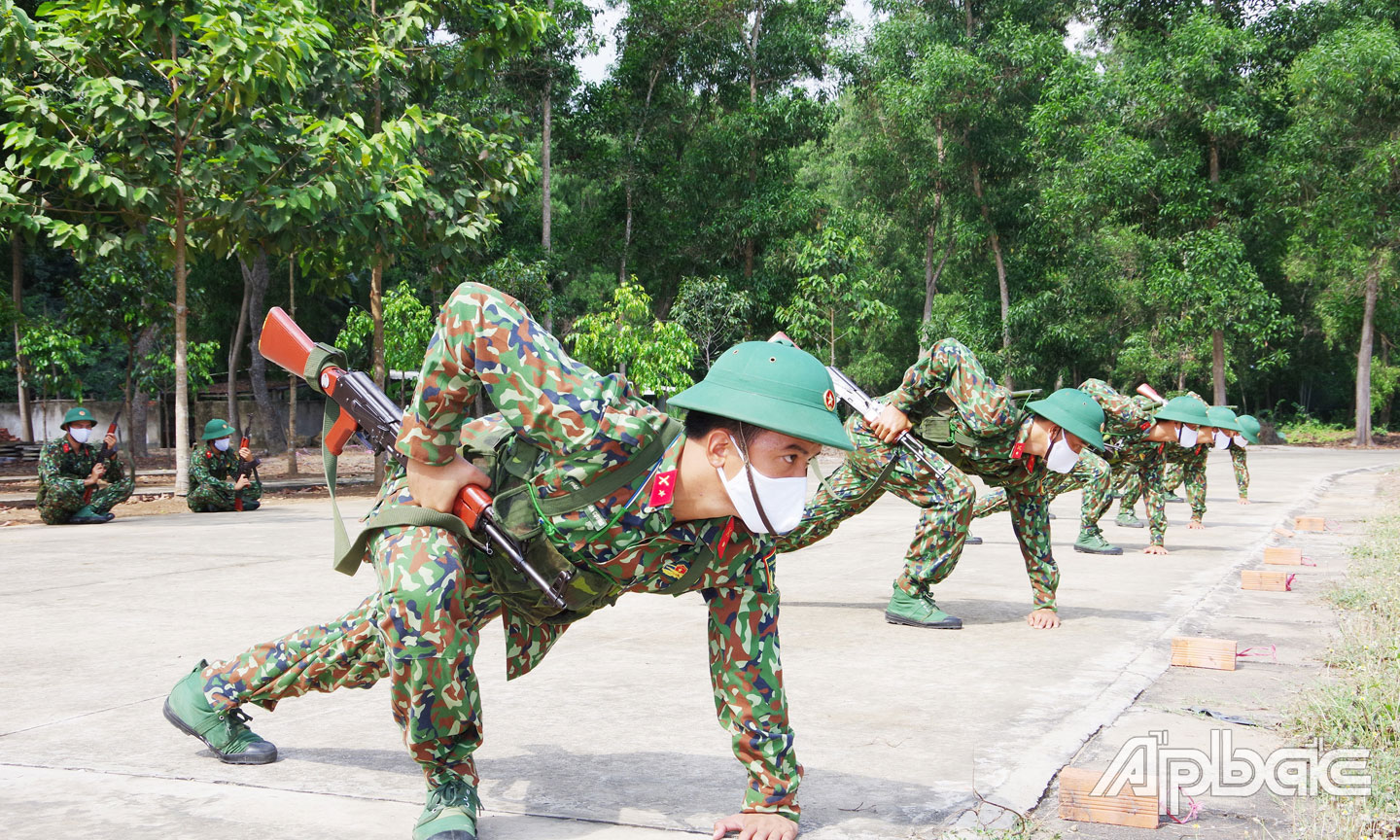 Huấn luyện kỹ thuật ngắm súng tiểu liên AK cho chiến sĩ mới.