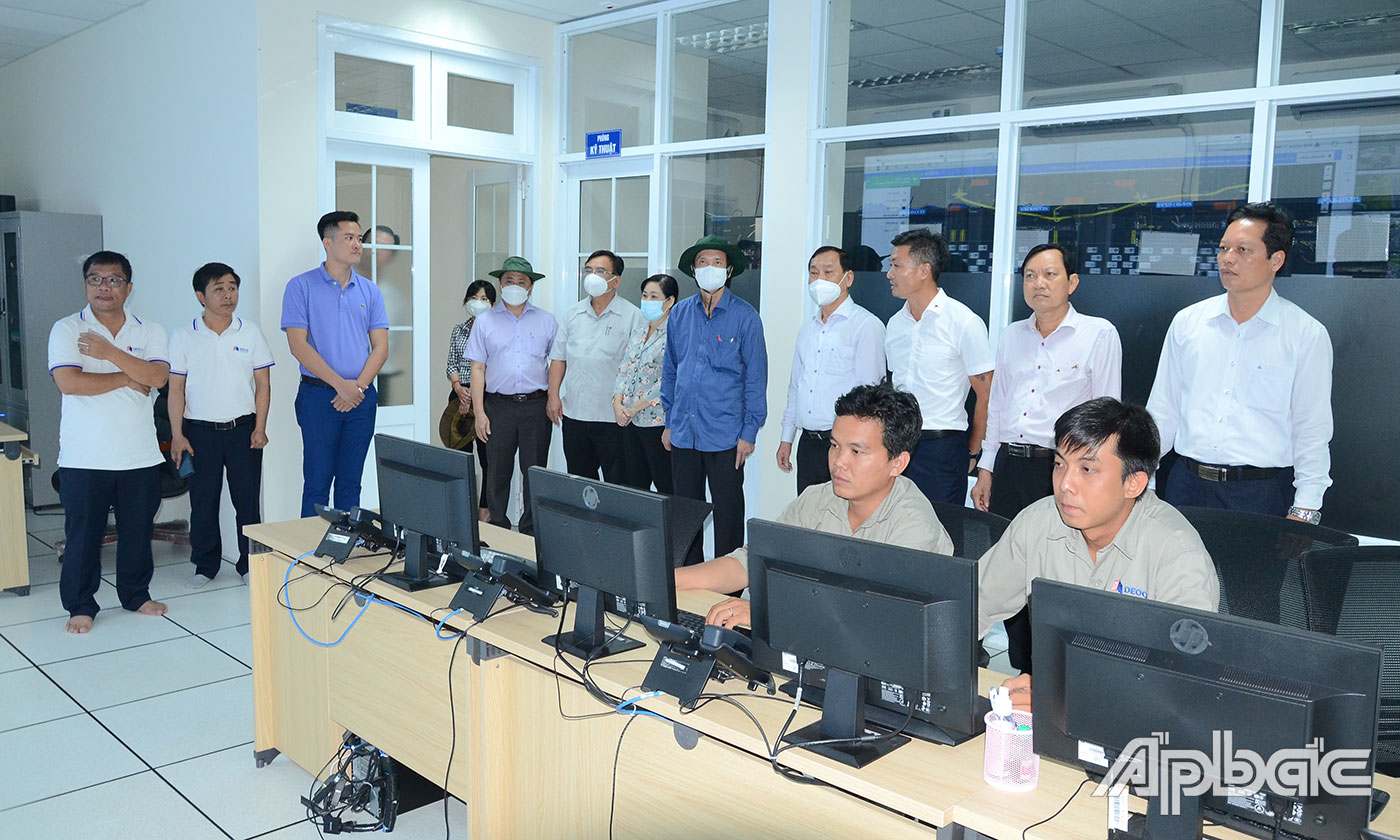 Lãnh đạo tỉnh quan sát các phương tiện lưu thông trên tuyến cao tốc thông qua hệ thống camera giám sát.