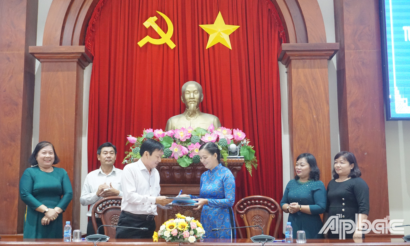 Ban ATGT tỉnh và Hội LHPN tỉnh ký kết Chương trình phối hợp tuyên truyền, vận động “Phụ nữ tham gia đảm bảo an toàn giao thông vì hạnh phúc của mỗi gia đình” giai đoạn 2022 – 2027. 