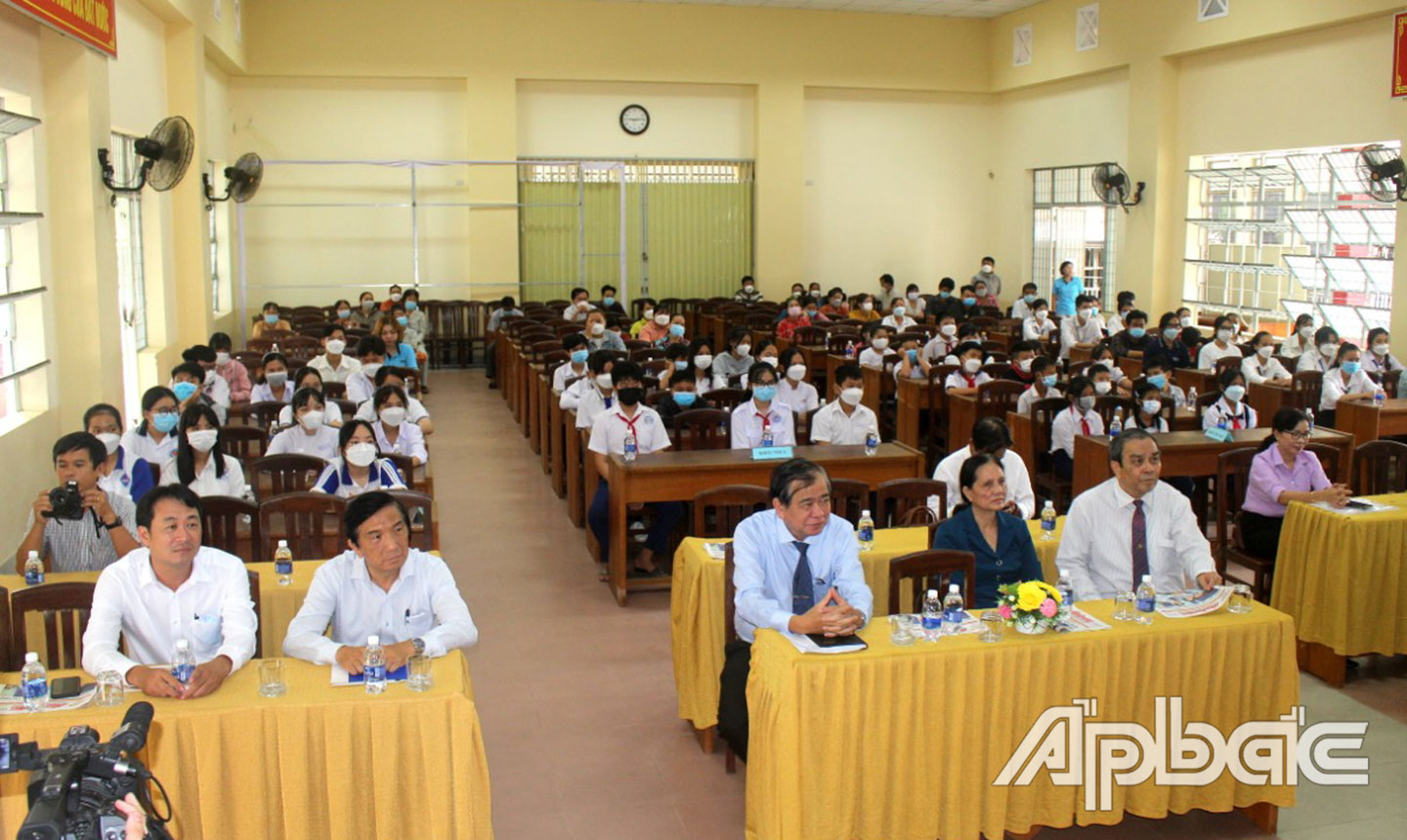 Quang cảnh Lễ trao học bổng “Chắp cánh ước mơ” năm học 2021 – 2022.