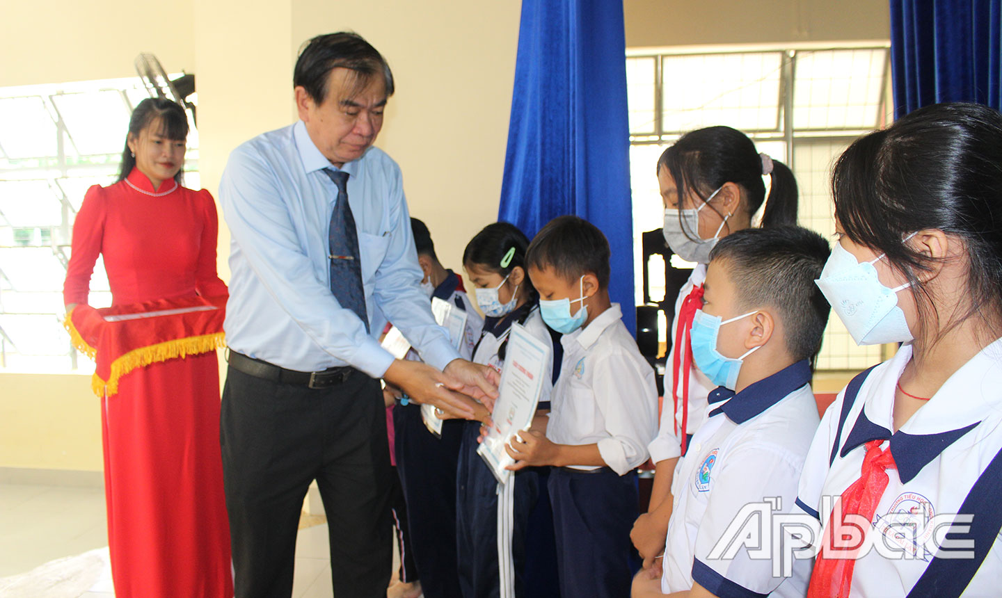 Tổng Biên tập Báo Ấp Bắc Nguyễn Minh Tân trao học bổng cho các em  học sinh.