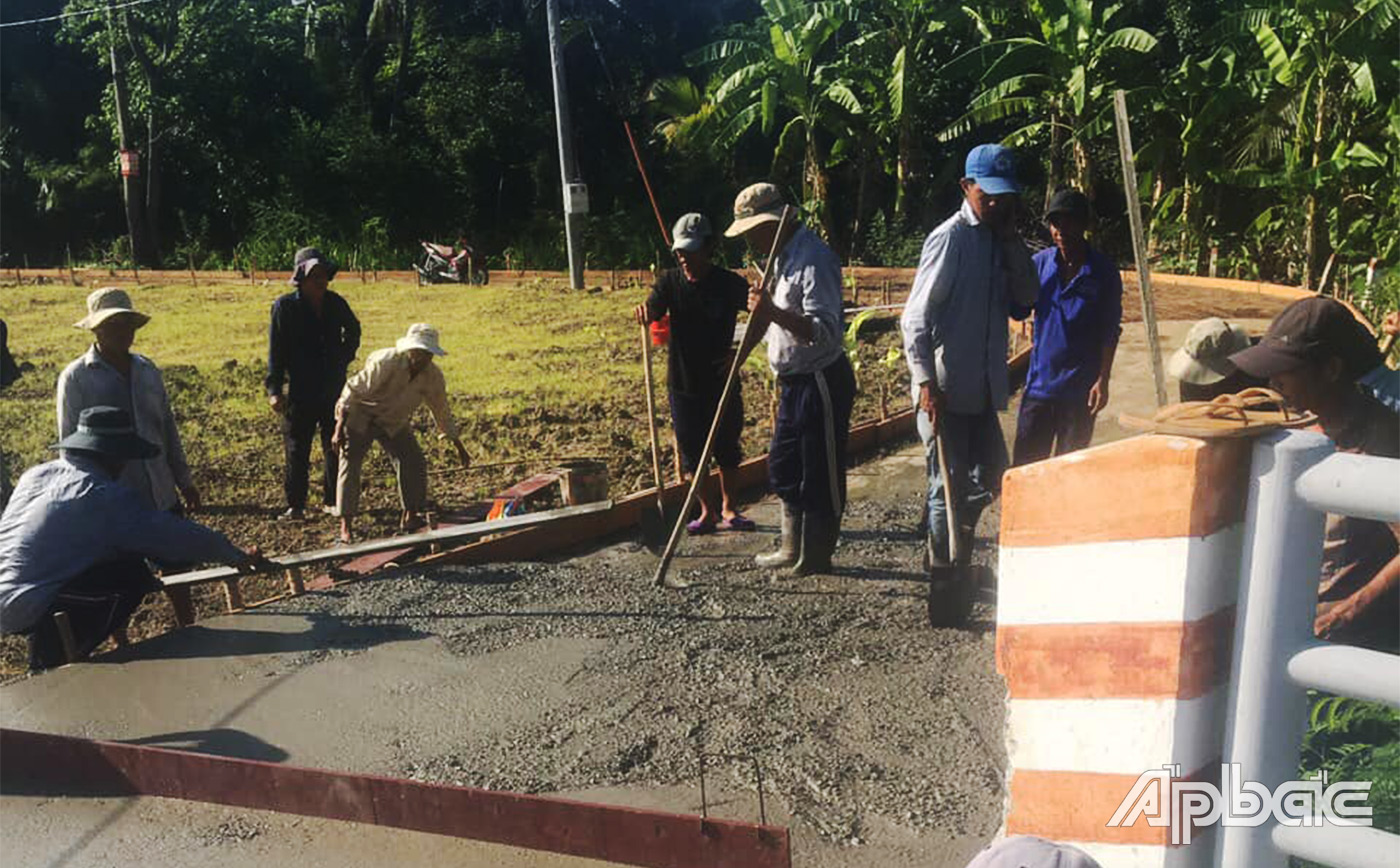 Nhiều tuyến đường giao thông nông thôn ở các xã nông thôn mới được đầu tư khang trang