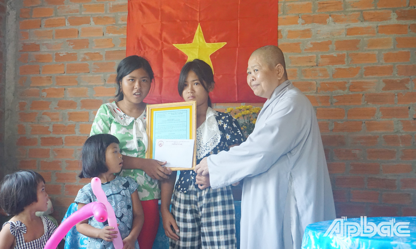 Ni trưởng Thích Nữ Tịnh Nghiêm trao quyết định bàn giao nhà cho gia đình