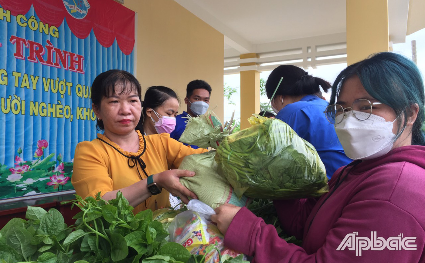 Người dân vui mừng khi nhận các phần quà từ phiên chợ 0 đồng