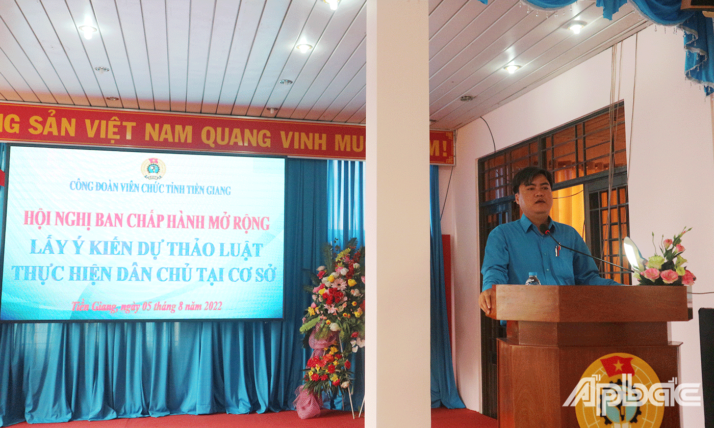 Đồng chí Đặng Văn Chiến Chủ tịch Công đoàn Viên chức tỉnh Tiền Giang phát biểu tại hội nghị