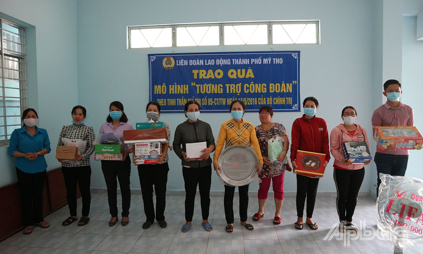 LĐLĐ TP. Mỹ Tho trao quà cho CNVCLĐ từ mô hình “Tương trợ Công đoàn” theo tinh thần Chỉ thị 05 của Bộ Chính trị.