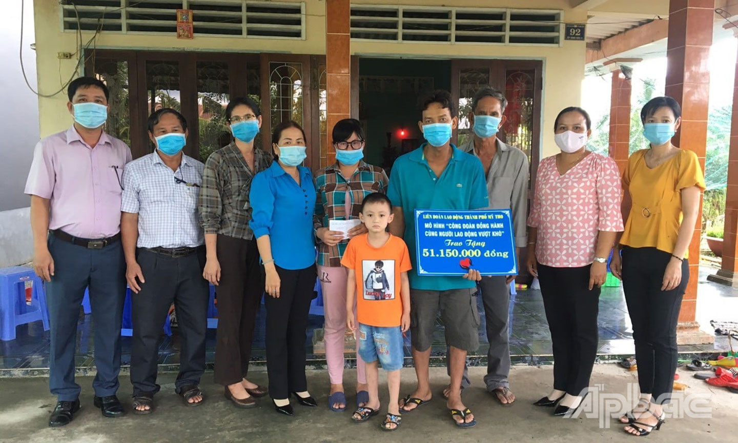  LĐLĐ TP. Mỹ Tho hỗ trợ đoàn viên thông qua mô hình “Công đoàn đồng hành cùng người lao động vượt khó”.
