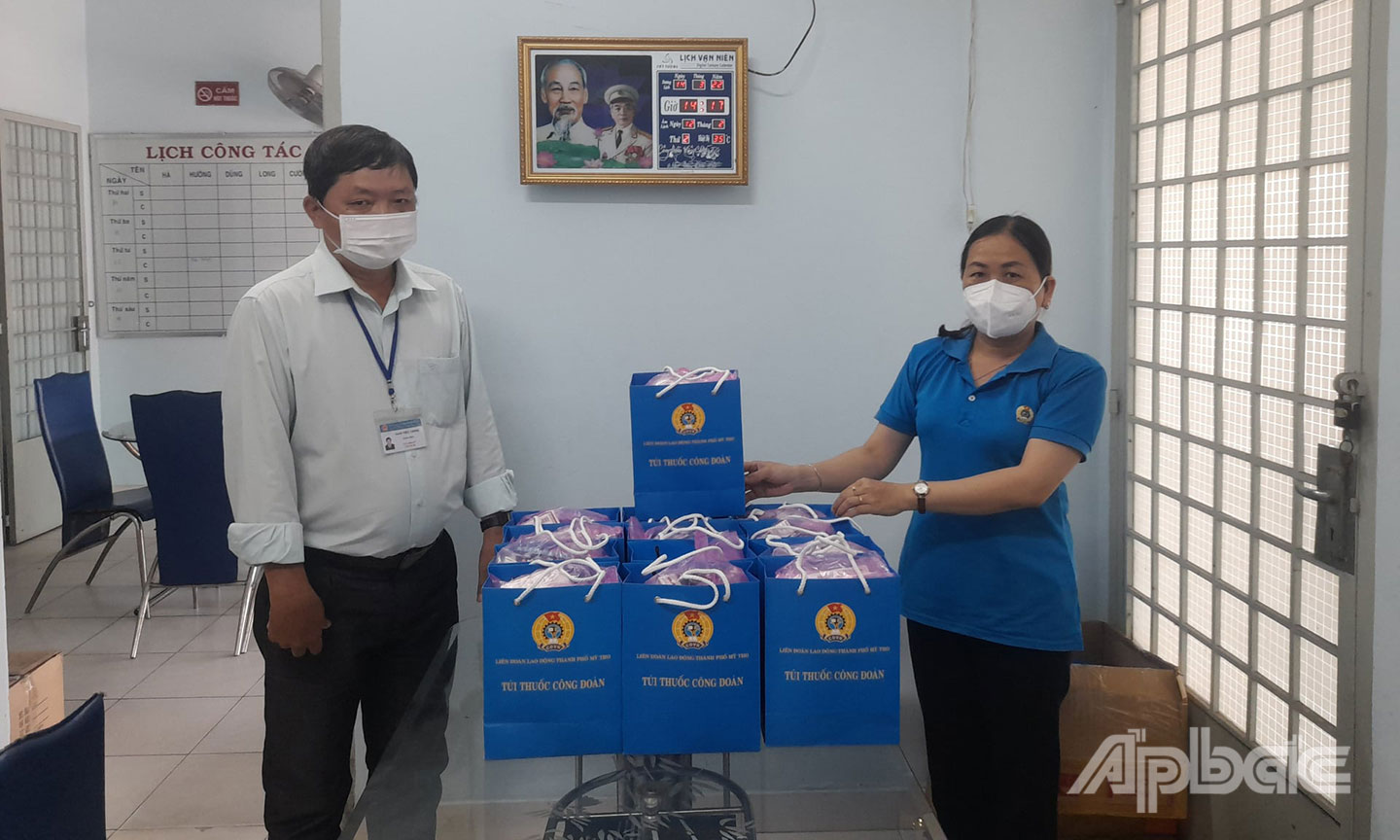  LĐLĐ TP. Mỹ Tho trao “Túi thuốc Công đoàn”, hỗ trợ đoàn viên có hoàn cảnh khó khăn bị mắc bệnh Covid-19.