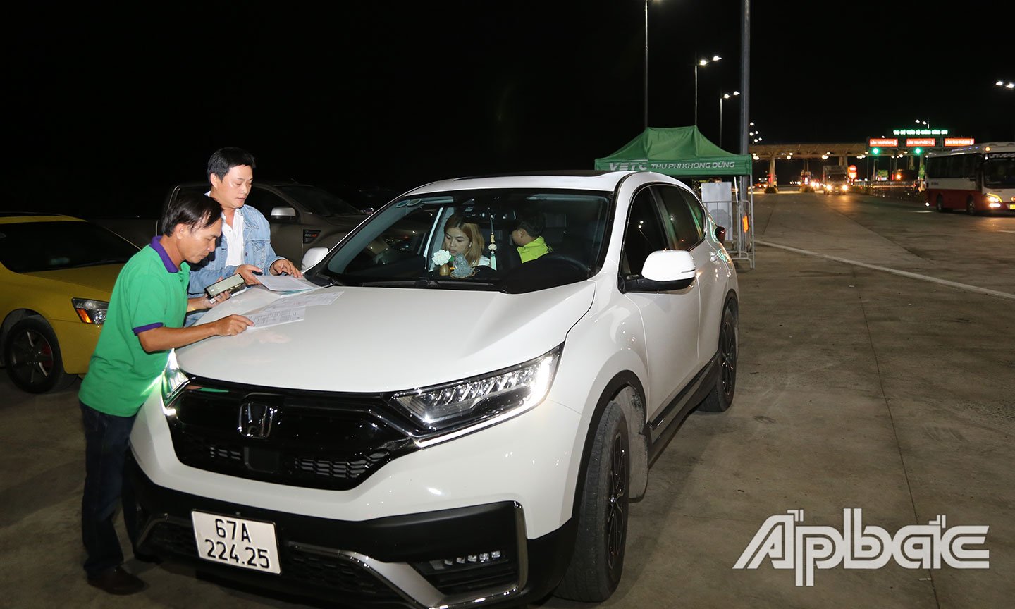 Các phương tiện đăng ký dán thẻ ETC trước khi cao tốc Trung Lương - Mỹ Thuận thu phí.