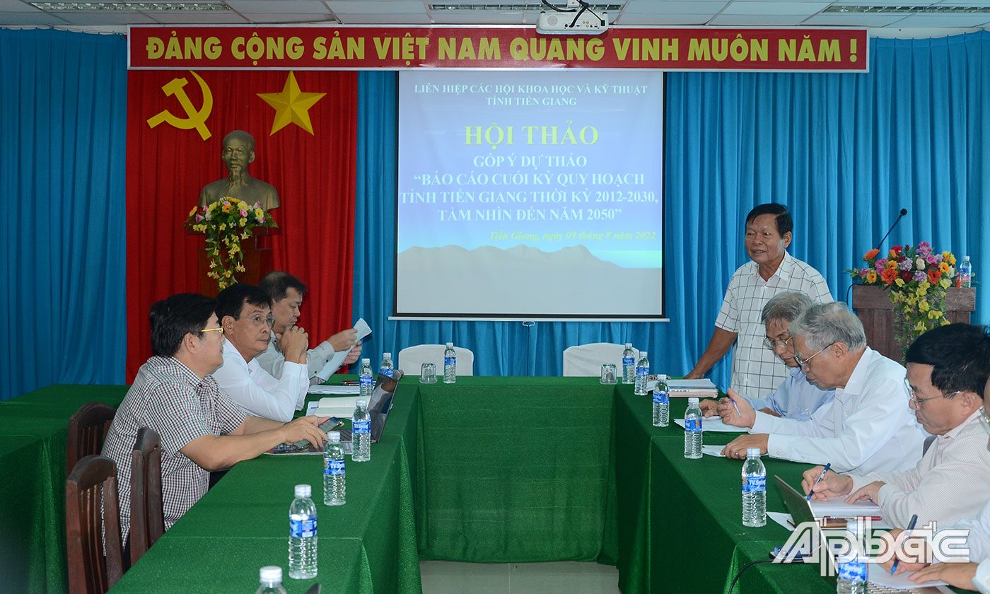 Tiến sĩ Nguyễn Văn Khang, Chủ tịch Liên hiệp Các hội Khoa học và Kỹ thuật tỉnh Tiền Giang phát biểu tại hội thảo.