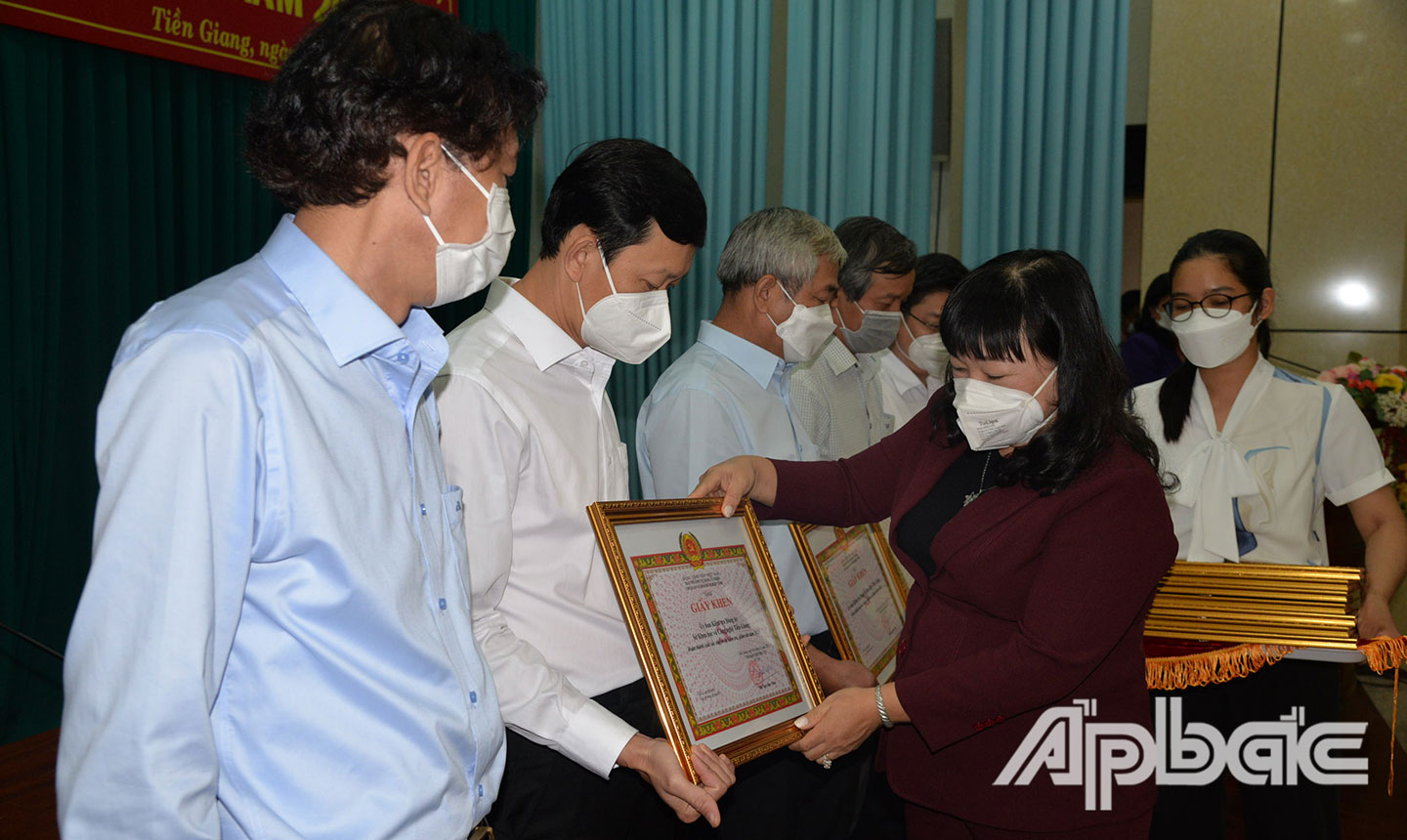 Ban Thường vụ Đảng ủy Khối Cơ quan và Doanh nghiệp tỉnh tặng Giấy khen cho các tập thể hoàn thành xuất sắc nhiệm vụ KTGS năm 2021.