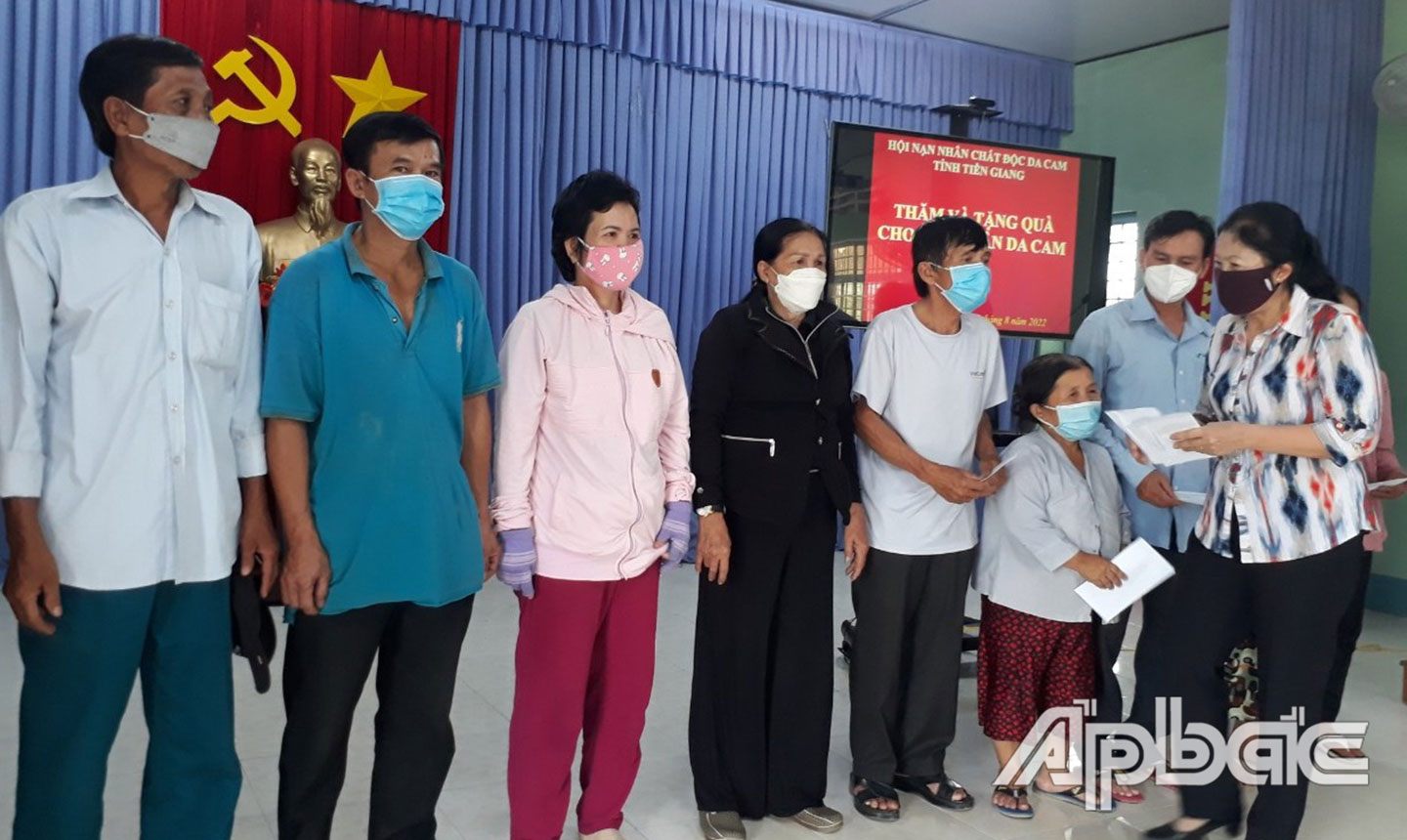 Chủ tịch Hội NNCĐDC tỉnh Dương Thị Lệ trao quà cho NNCĐDC có hoàn cảnh khó khăn ở TX. Cai Lậy. 