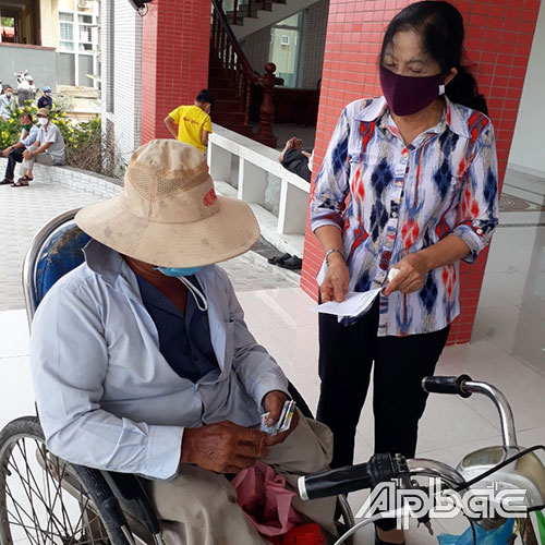 Chủ tịch Hội NNCĐDC tỉnhDương Thị Lệthăm hỏi, tặng quà cho NNCĐDC ở xã Hiệp Đức, huyện Cai Lậy.