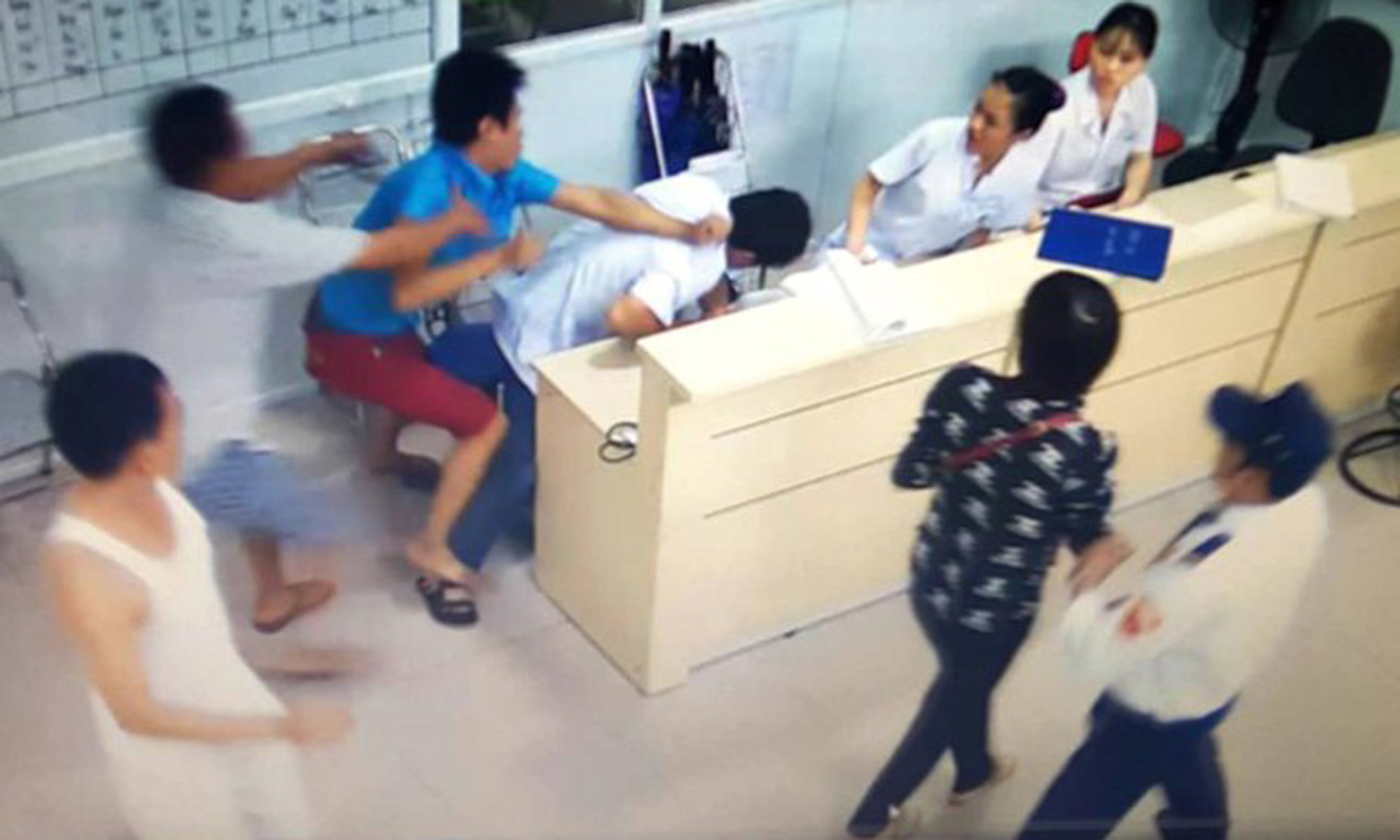 Tại các bệnh viện liên tiếp xảy ra nhiều vụ việc người bệnh, người nhà người bệnh hành hung nhân viên y tế