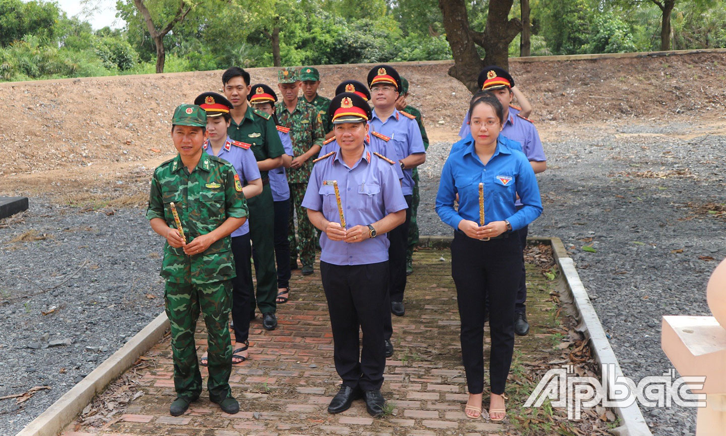 Thắp hương di tích Luỹ pháo đài