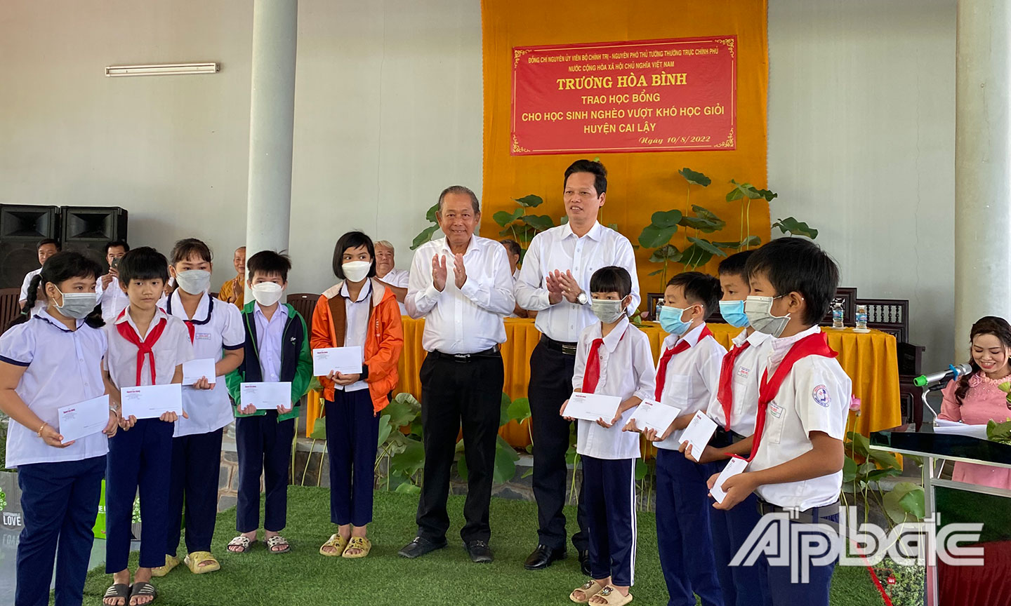 Trao học bổng cho học sinh có hoàn cảnh khó khăn.