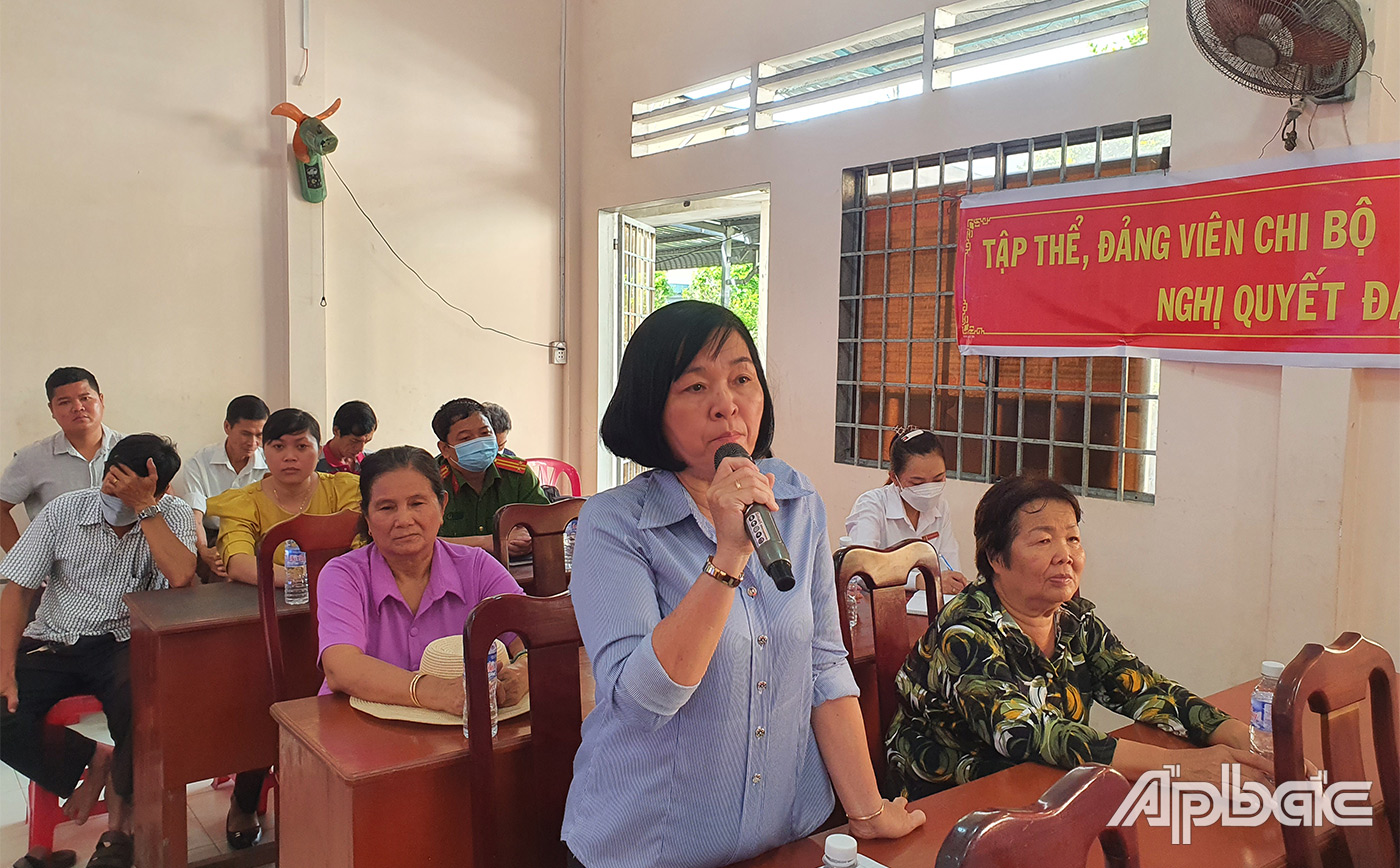 Cử tri phát biểu ý kiến tại buổi tiếp xúc