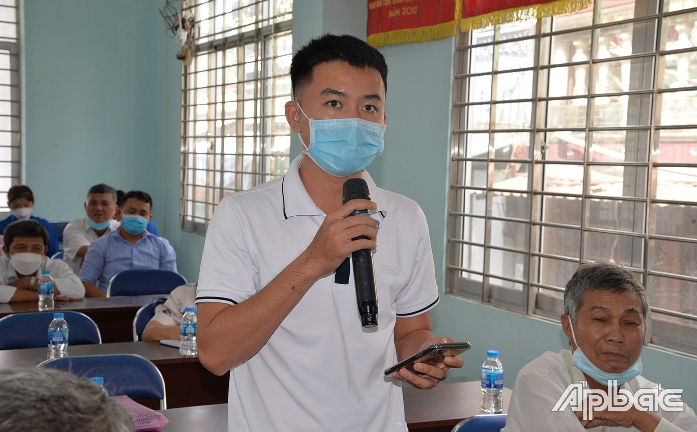 Cử tri phát biểu ý kiến tại buổi tiếp xúc
