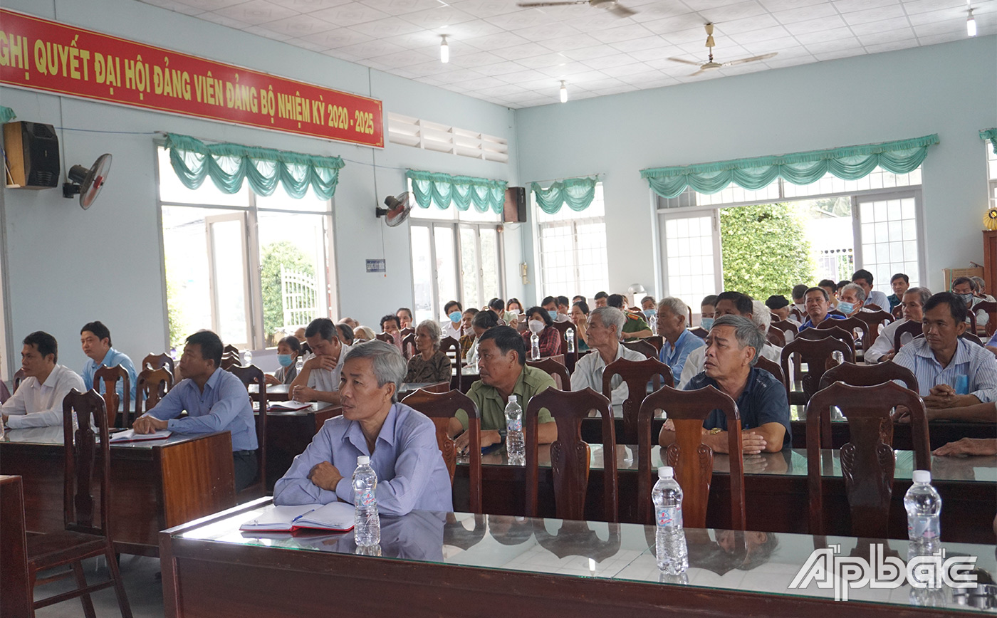 Phó Chủ tịch HĐND tỉnh Nguyễn Hữu Lợi phát biểu tại buổi tiếp xúc cử tri