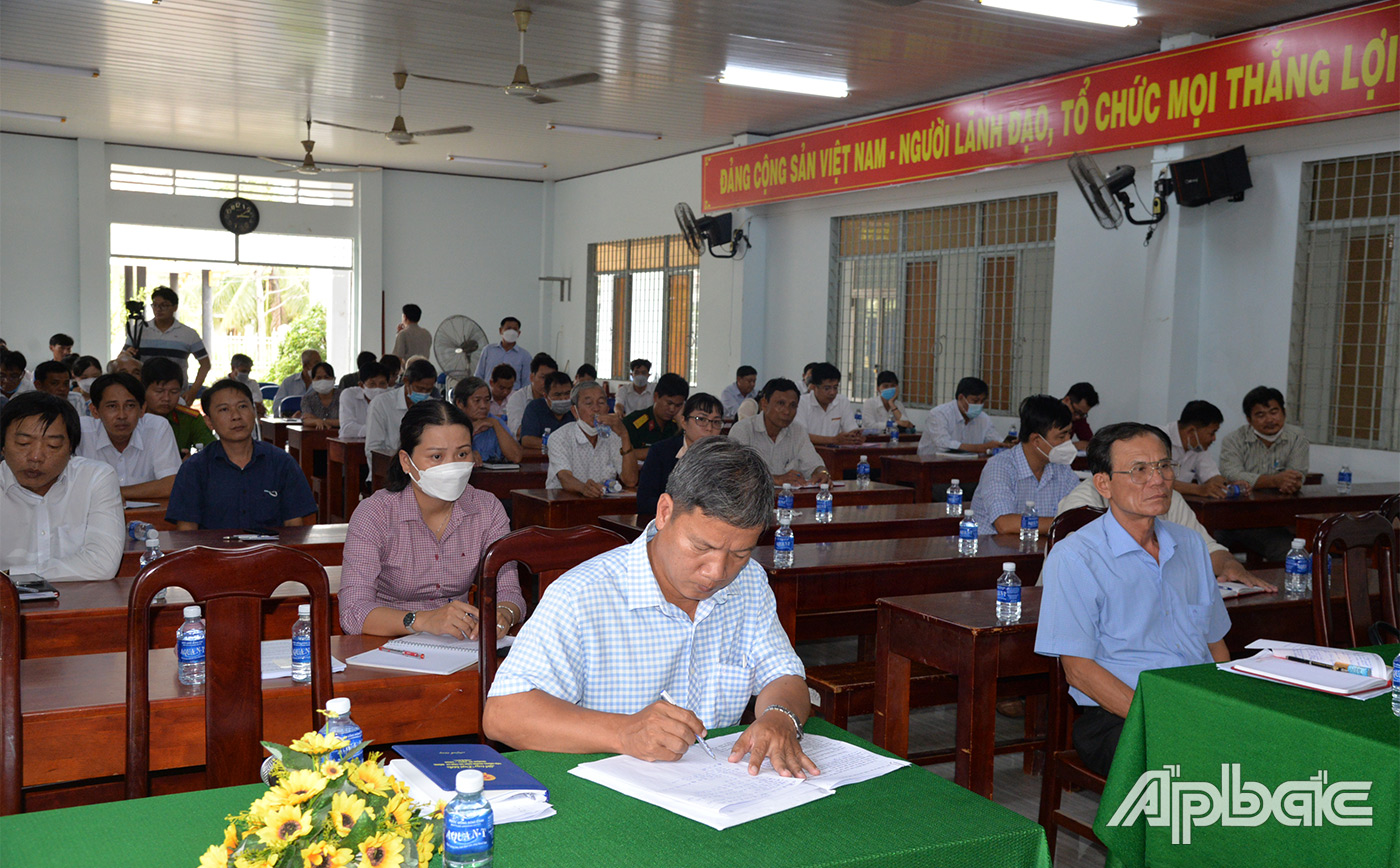 Cử tri lắng nghe ý kiến phát biểu của đồng chí Võ Văn Bình
