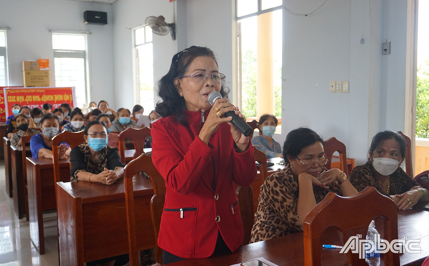 Cử tri phát biểu ý kiến tại buổi tiếp xúc