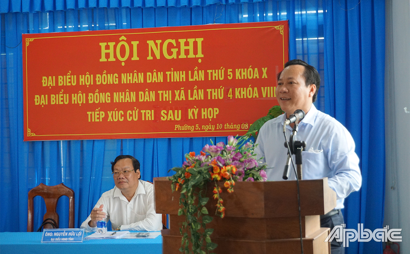 hủ tịch UBND Thị xã Gò Công Giản Bá Huỳnh trả lời các ý kiến cử tri