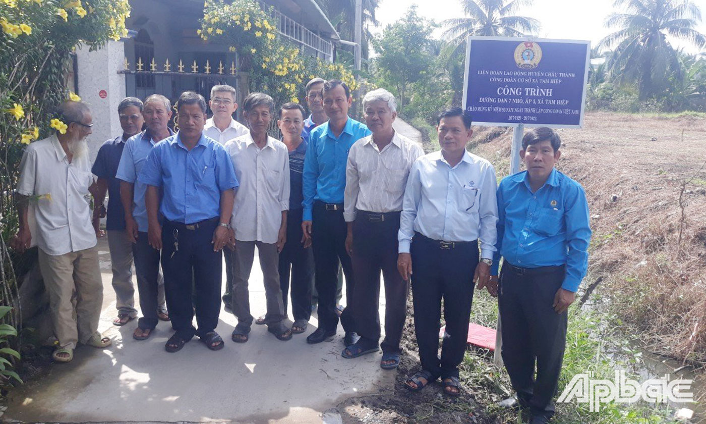 Đại biểu gắn biển công trình và chụp ảnh lưu niệm trên tuyến đường đan Bảy Nhỏ, ấp 5, xã Tam Hiệp