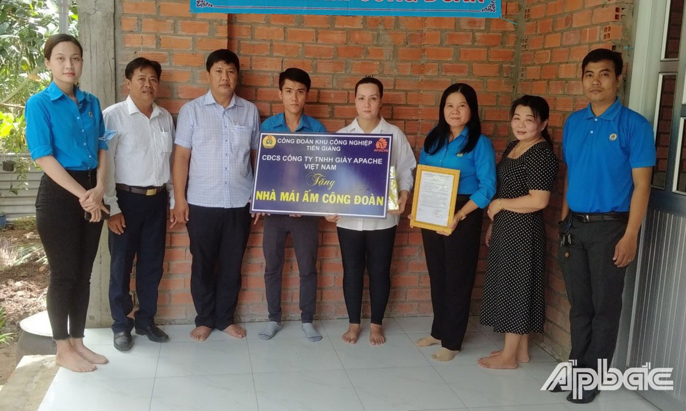 Lễ bàn giao nhà mái ấm cho chị Đoàn Thị Hải Phượng