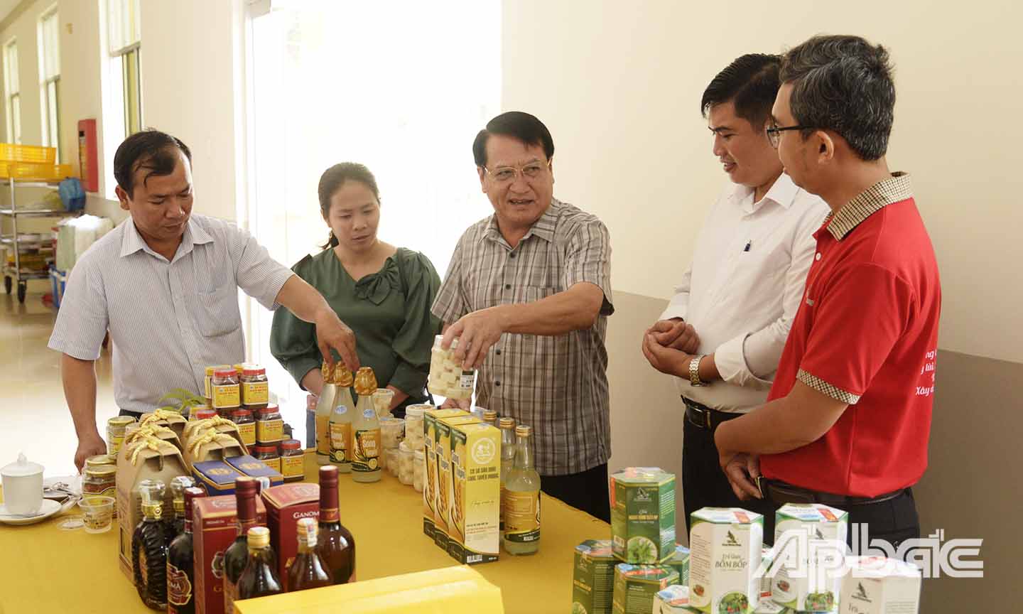 Các đại biểu tham quan các sản phẩm OCOP.